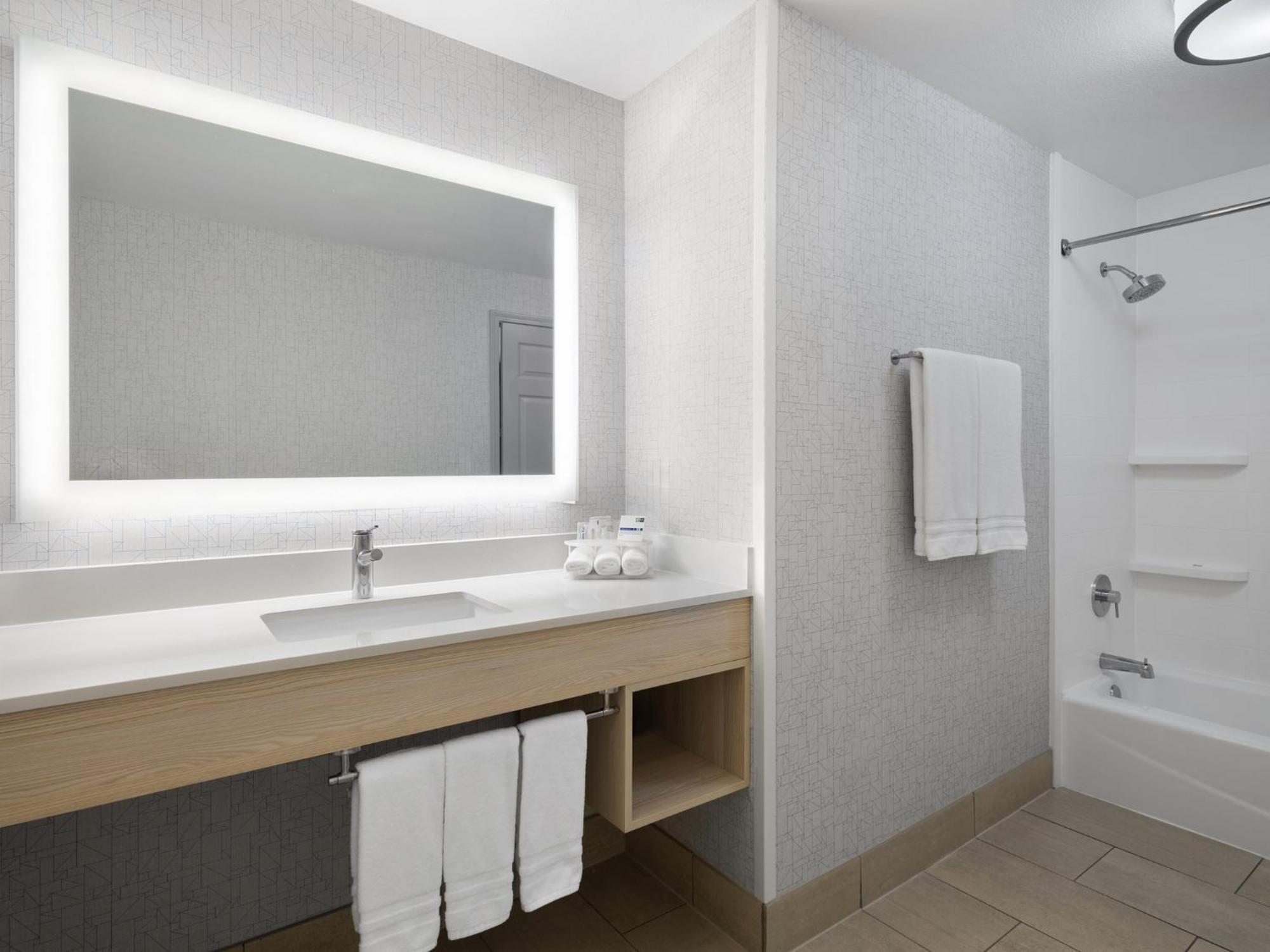 Holiday Inn Express Fort Bragg By Ihg Екстер'єр фото